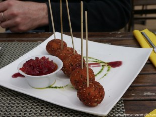 Croquetas de queso y confitura de tomate.