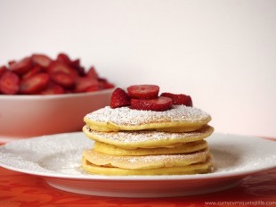 Tortitas americanas con fresas.